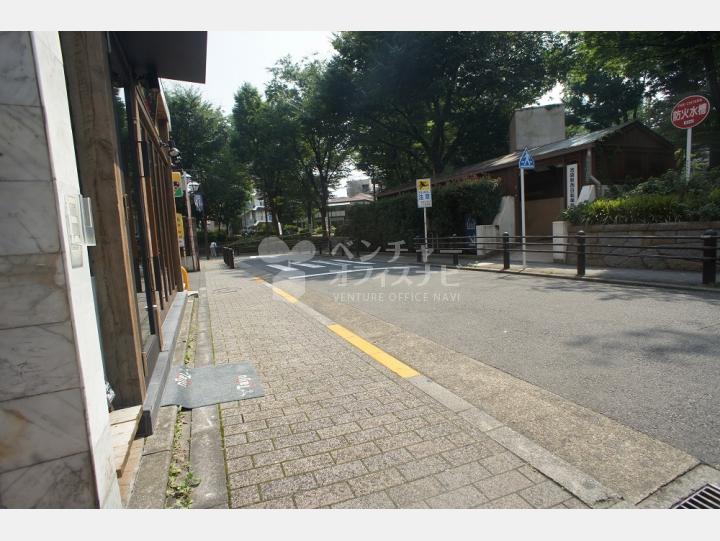 ビルの前の通り【パークスビル】