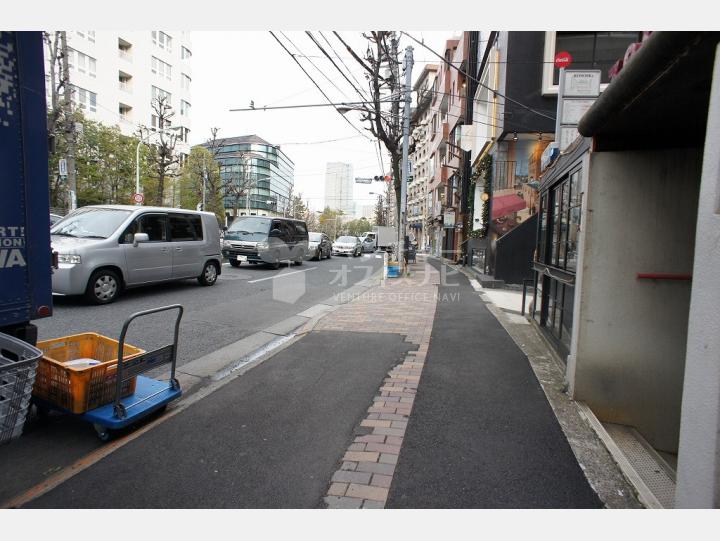 物件前の外苑西通り 【関口ビル】