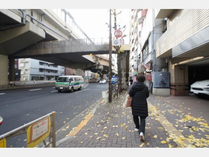 前面道路【カーサ幡ヶ谷】