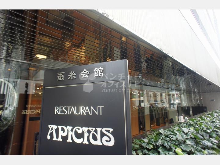 入り口【蚕糸会館】