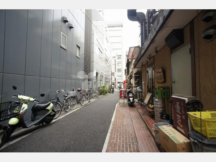 建物前通り【イーストビル】