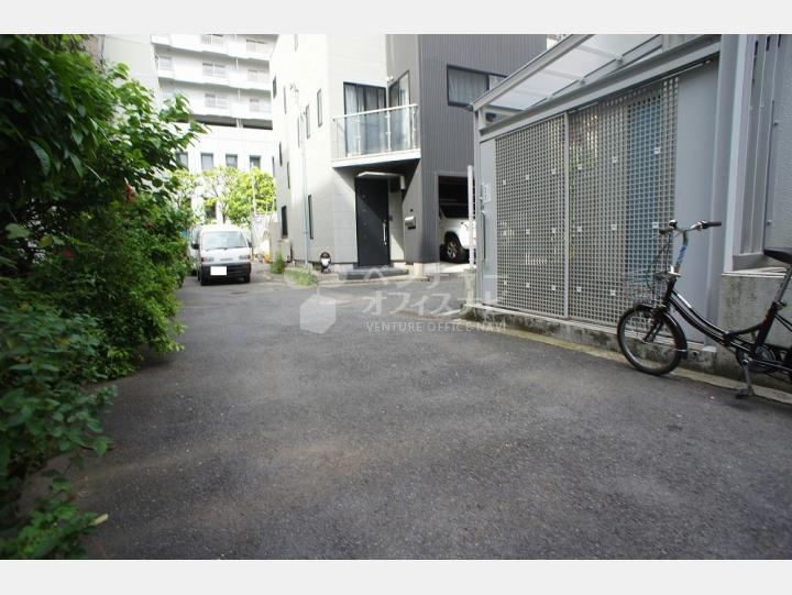 ビルの前の通り【西川ビル】