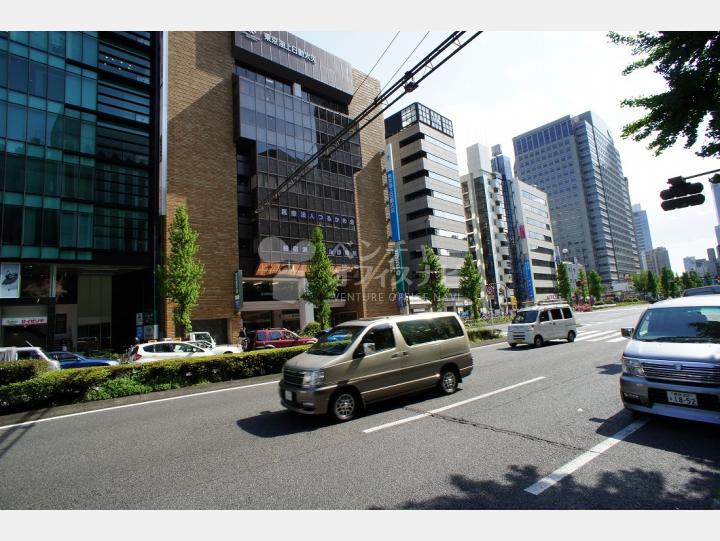 物件前の甲州街道　【岡崎ビル】