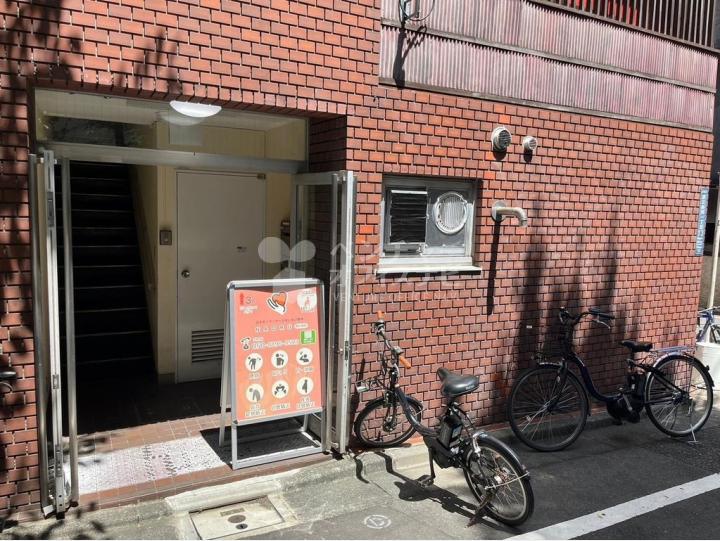 レンガ調の外観　一階には飲食店　【ブラッサム大六天】