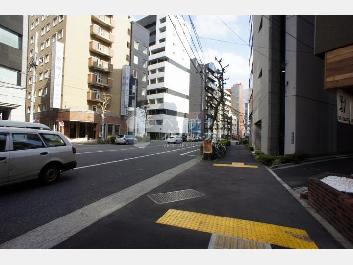 建物前通り【安田小網町マンション】