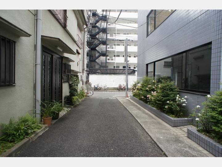 建物前の道路【岩波ビル】