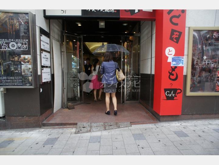 入口【ドン・キホーテ新宿東口本店ビル】