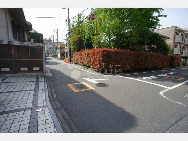 物件前の通り　【エスコート（S・COURT）】