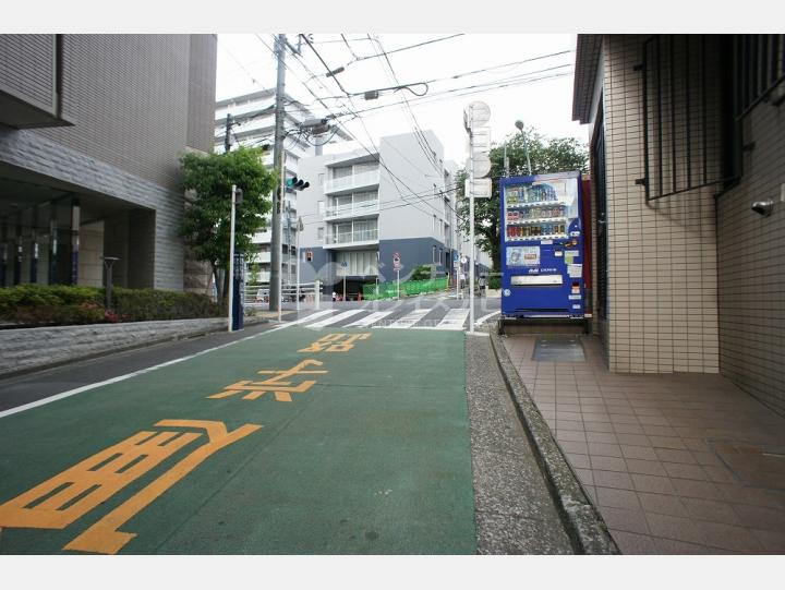 ビルの前の通り【早稲田長谷川ビル】