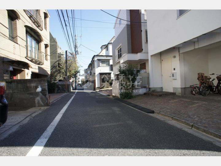 前面道路【由寿荘】