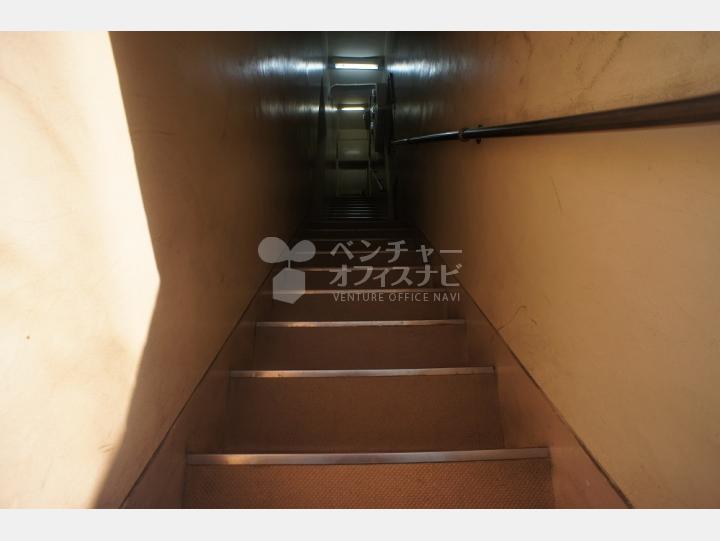 2階への階段　【内藤ビル】
