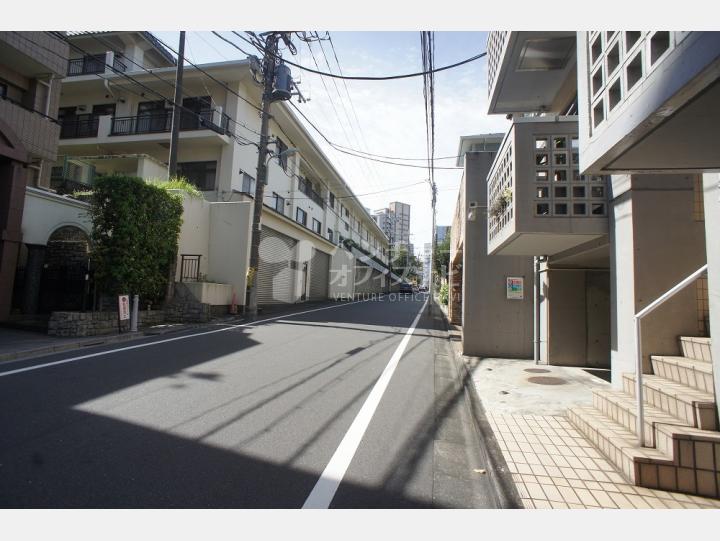 ビルの前の通り【コートハウス池田山】