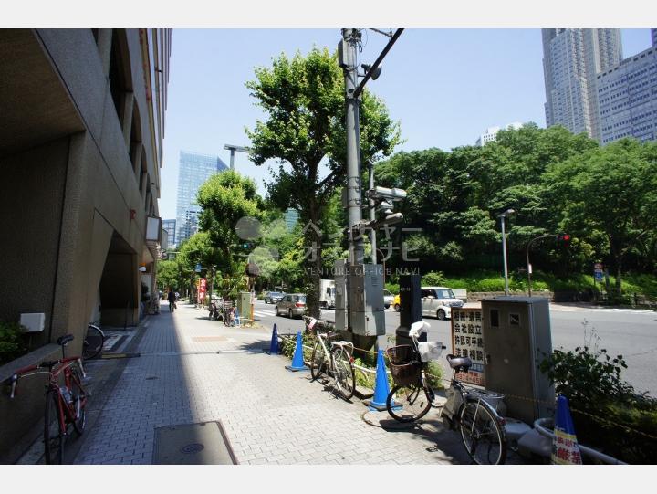 建物前の道路【永谷リヴュール新宿】